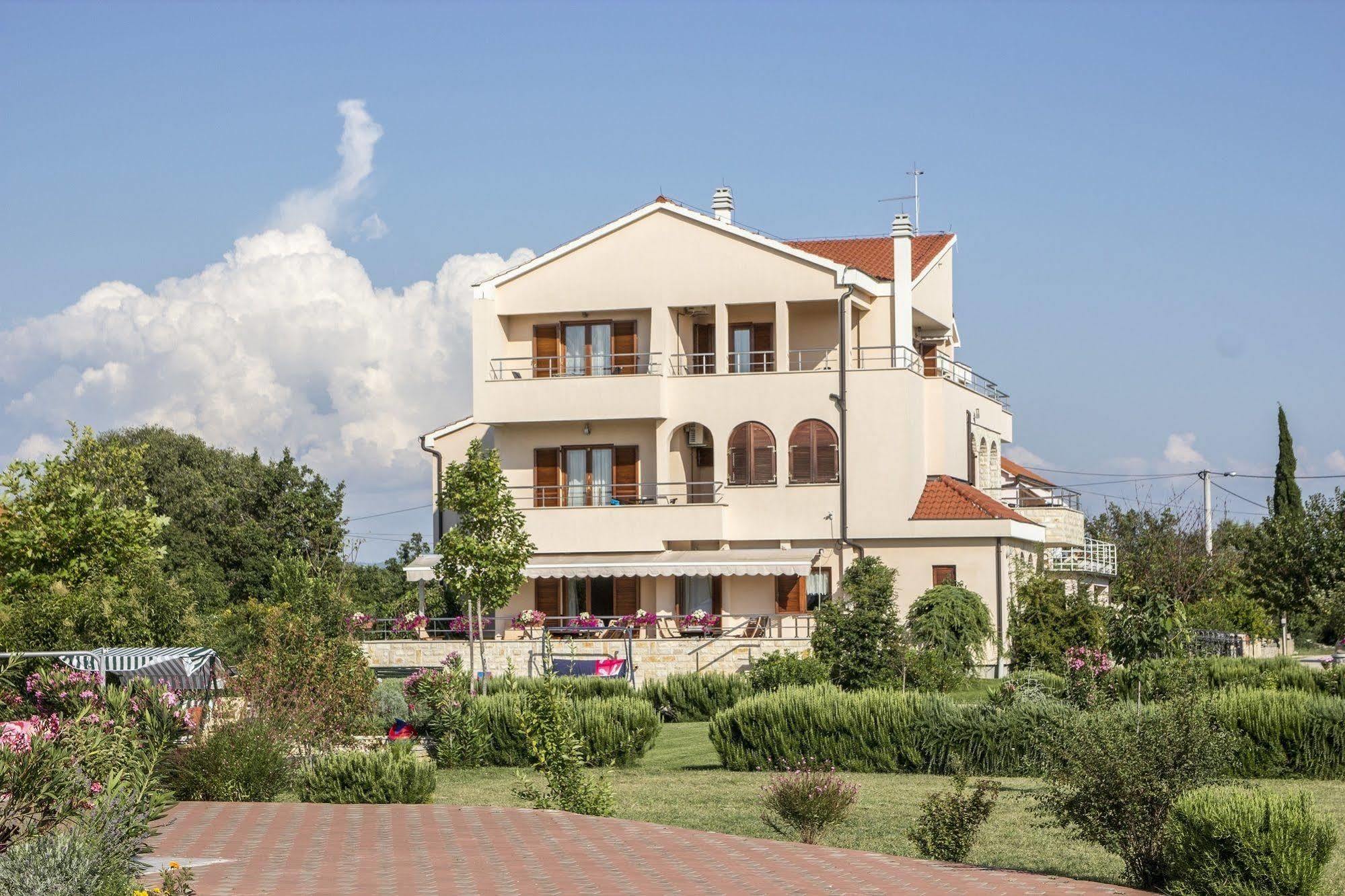 Pansion Skelin Hotel Drinovci Екстериор снимка